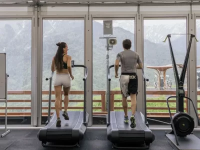 image showing two individuals running fartlek on the treadmill